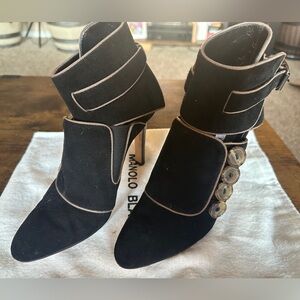 Manolo Blahnik Rapacina - Black Suede